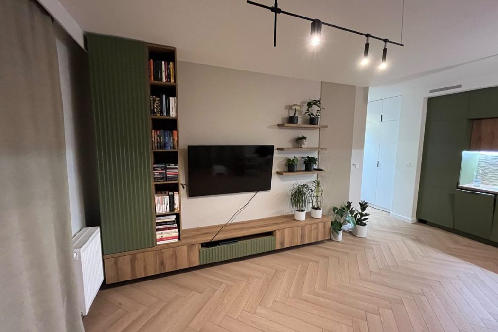 Salon z zabudową RTV i podłogą w jodełkę