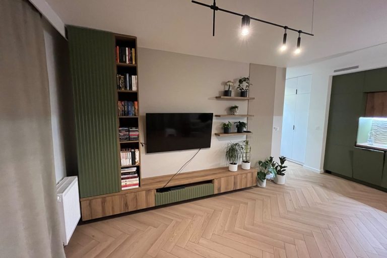 Salon z zabudową RTV i podłogą w jodełkę