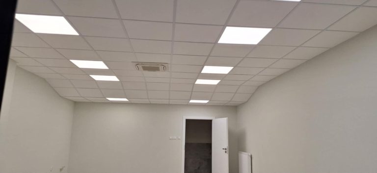 Biuro z sufitem podwieszanym i oświetleniem LED