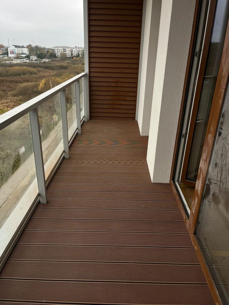 Balkon wykończony deską kompozytową