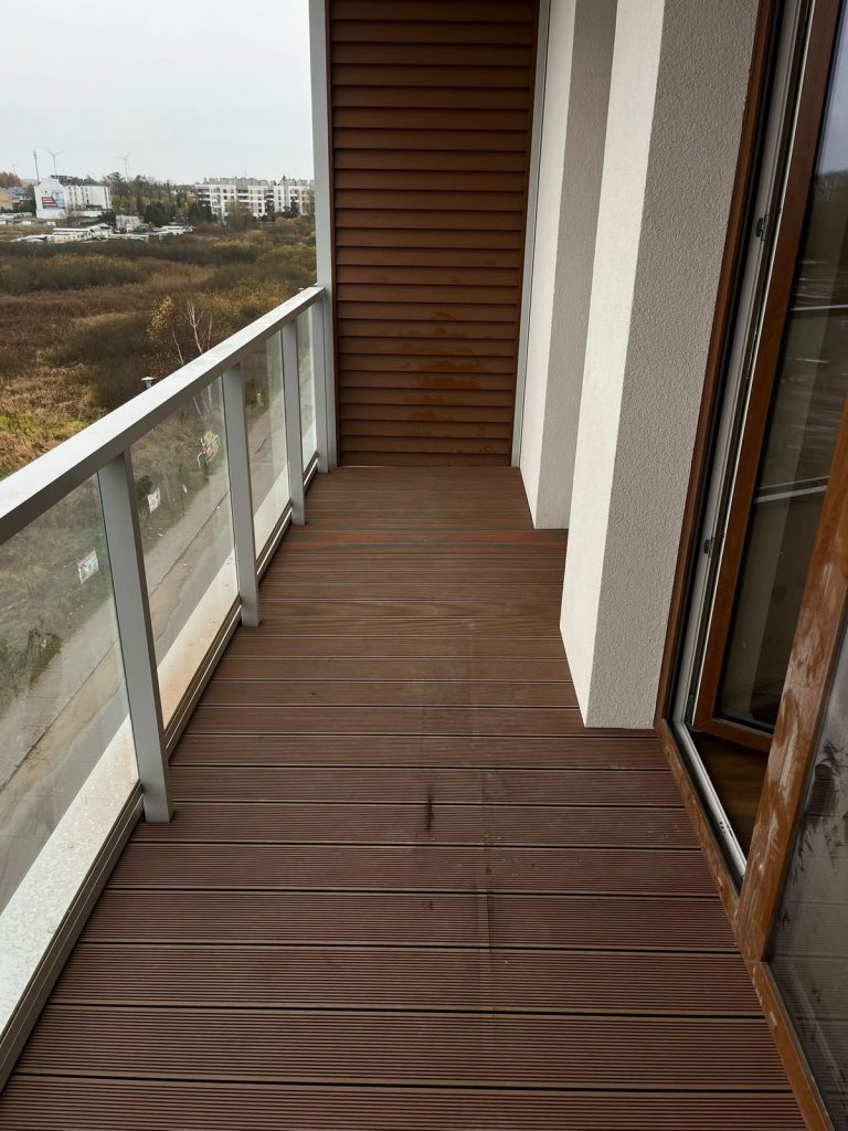 Balkon z deskami kompozytowymi