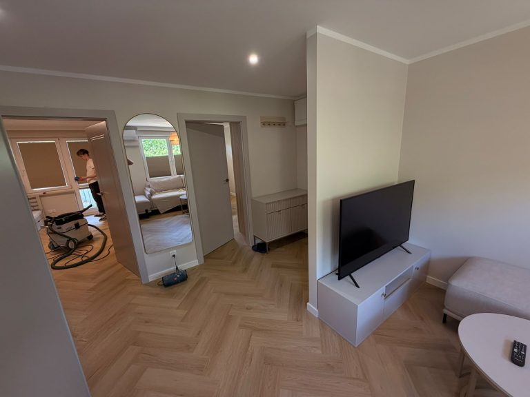 Salon z podłogą w jodełkę i łukowym przejściem