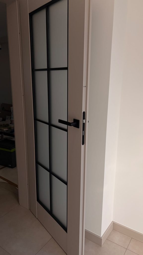 Drzwi wewnętrzne z matowym szkłem i czarnymi szprosami